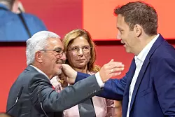 SPD-Chef Lars Klingbeil (r.) mit dem scheidenden rheinland-pf&auml;lzischen Parteichef Roger Lewentz (l.) und seiner Nachfolgerin Sabine B&auml;tzing-Lichtenth&auml;ler beim Parteitag. - &copy; Helmut Fricke/dpa