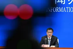 Kang Yi, der Direktor des Pekinger Statistikb&uuml;ros, pr&auml;sentiert die neuen Wachstumszahlen. - &copy; Johannes Neudecker/dpa