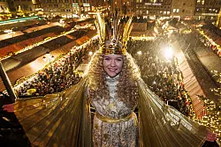 Schwindelfrei, wetterfest und belastbar - das sollte das Christkind laut Jobbeschreibung sein. - © Daniel Karmann/dpa