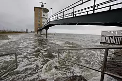 An der Alten Liebe &uuml;berschwemmt die Nordsee bei einer Sturmflut das Hafengebiet. - &copy; Christian Butt/dpa