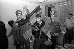 DDR-Insignien - für die Besetzer der Stasi-Zentrale nur noch Ironie. (Archivbild). - © Peter Kneffel/dpa