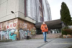 Das Haus 18, in das damals Demonstranten eindrangen, ist heute eine Ruine. - © Joerg Carstensen/dpa