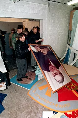 Die Bilder der einst Mächtigen, darunter der damals schon verstorbene Sowjetführer Leonid Breschnew und der ehemalige DDR-Staatschef Erich Honecker, standen bei den Demonstranten am 15. Januar 1990 nicht mehr hoch im Kurs. (Archivbild) - © picture alliance / dpa