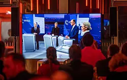 Die vier Kanzlerkandidaten von SPD, Union, Grünen und AfD streiten über Migration, Inflation, Energiekosten und andere Themen. - © Michael Kappeler/dpa