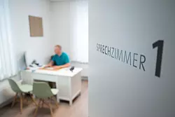 Unter anderem beim Arztbesuch wird das &laquo;Sie&raquo; h&auml;ufig weiterhin gepflegt. (Symbolbild) - &copy; Sebastian Kahnert/dpa