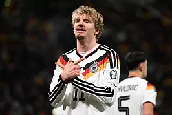 Nick Woltemade mit seinem markanten Siegerjubel – ein mit beiden Händen geformtes «W». (Archivbild) - © Robert Michael/dpa