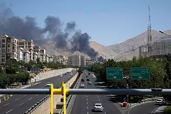Nach den israelischen Angriffen hatten viele Menschen Teheran verlassen. (Archivbild) - © Vahid Salemi/AP/dpa