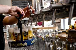 Der Hotel- und Gastst&auml;ttenverband Dehoga sieht in der digitalen Trinkgeld-Variante eine Reaktion auf sich ver&auml;ndernde Zahlungsgewohnheiten. (Archivbild) - &copy; Britta Pedersen/dpa