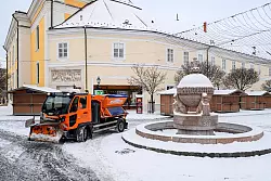 Ein Schneepflug r&auml;umt in Ungarn. - &copy; Tamas Vasvari/MTI/AP/dpa