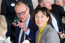 Bundeskanzler Merz wurde vor dem Spiel vom B&auml;ckerinnungsverband West geehrt - &copy; Bernd Thissen/dpa