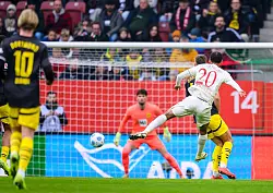 Der Mann des Spiels: Alexis Claude-Maurice (r) bei seinem ersten Tor. - &copy; Tom Weller/dpa