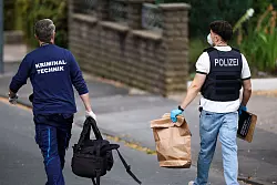 Nach dem Tatverdächtigen wird weiter gefahndet. - © Christoph Reichwein/dpa