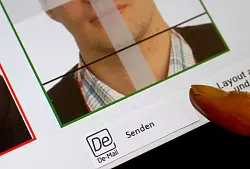 Ausgedruckte Passbilder sollen nur noch in Ausnahmefällen angenommen werden. (Archivbild) - © Swen Pförtner/dpa