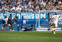 Samuel Essende ließ die Gäste früh jubeln. - © David Inderlied/dpa