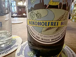 Prost: Die Augustiner-Brauerei hat mit ihrem &laquo;Alkoholfrei Hell&raquo; viel Aufsehen erregt. - &copy; Gregor Tholl/dpa
