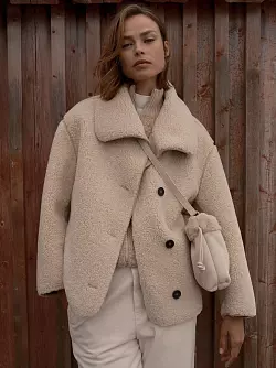 Teddyplüsch-Jacken wie hier von Opus sehen nicht nur super stilvoll aus, sondern eignen sich durch ihr weiches und wärmendes Material ideal für kalte Tage (Jacke ca. 150 Euro, Pullover ca. 80 Euro, Hose ca. 90 Euro, Tasche ca. 40 Euro). - © Opus/dpa-tmn