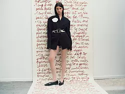 In der Wintersaison wird die Taille wieder betont, etwa durch Gürtel oder taillierte Blazer (Fabienne Chapot, Blazer ca. 220 Euro, Gürtel ca. 60 Euro, Ballerina ca. 170 Euro). - © Fabienne Chapot/dpa-tmn