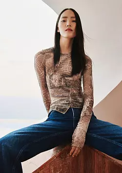 Neben dem klassischen Leopardenmuster ist auch Schlangenprint im Trend, wie bei diesem Shirt von H&M Studio (Shirt ca. 40 Euro). - © H&M Studio/dpa-tmn