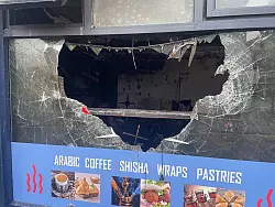 Ein von Muslimen betriebenes Caf&eacute; wurde zerst&ouml;rt. - &copy; Jonathan Mccambridge/PA Wire/dpa