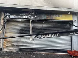 In der nordirischen Hauptstadt Belfast wurde ein Feuer in einem Supermarkt gelegt. - &copy; Jonathan Mccambridge/PA Wire/dpa