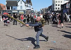 In mehreren St&auml;dten gab es schwere Krawalle. - &copy; Michael Holmes/PA Wire/dpa