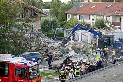 Rettungskräfte arbeiten an der Unglücksstelle. - © Stefan Puchner/dpa