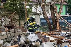 Feuerwehrleute in den Trümmern des zerstörten Hauses. - © Stefan Puchner/dpa