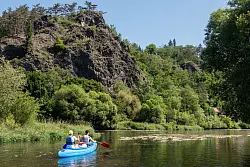 Nicht ab vom Schuss: Auf der Berounka sind Paddler zwar mitten in der Natur - zugleich aber nie allzu weit weg von Orten mit Quartieren und Gaststätten. - © Andreas Drouve/dpa-tmn