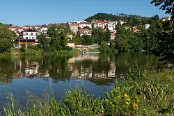 Die Stadt Beroun liegt am Ufer der Berounka. - © Andreas Drouve/dpa-tmn