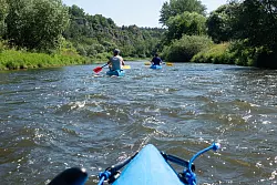 Winzige Stromschnellen sind die Ausnahme auf der flachen Berounka. - © Andreas Drouve/dpa-tmn