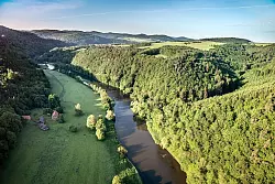 Der Fluss Berounka zieht sich entspannt durch die Hügel im westlichen Mittelböhmen. - © Jiri Jirousek/Czech Tourism/dpa-tmn