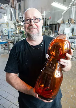 Zdenek Kolar ist einer von neun Glasbläsern in der Glashütte in Nizbor. - © Andreas Drouve/dpa-tmn