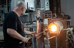 Abwechslung vom Fluss: In Nizbor lässt sich eine Glashütte besichtigen. - © Andreas Drouve/dpa-tmn