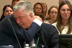 Alec Baldwin weint im Gerichtssaal Tränen der Erleichterung. (Archivbild) - © -/Pool Video via AP/dpa