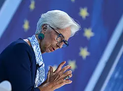 EZB-Pr&auml;sidentin Christine Lagarde stellt die neueste Konjunkturprognose der Notenbank vor. (Archivbild) - &copy; Arne Dedert/dpa