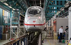 Die Auslieferung des ICE 3 Neo läuft. Er ersetzt unter anderem alte Intercity-1-Züge auf internationalen Verbindungen nach Amsterdam. (Archivbild) - © Frank Rumpenhorst/dpa