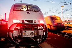 Auch der alte ICE 2 soll nach und nach bis Ende 2027 ausgemustert werden. Von den ursprünglich 44 Zügen verfügt die DB derzeit noch über 39. (Archivbild) - © Christoph Soeder/dpa