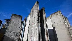 Vorrat genug: Auf dem Hof der Br&uuml;der Sacha stehen noch mehrere Mauerteile. - &copy; Jens Kalaene/dpa