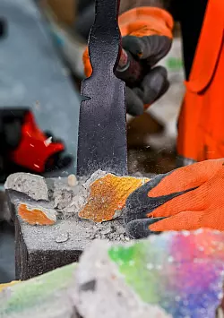 F&uuml;r das Zerkleinern der Mauer braucht es viel &Uuml;bung. - &copy; Jens Kalaene/dpa