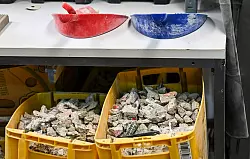 Das Zerkleinern der Mauer ist eine ziemlich staubige Angelegenheit. - &copy; Jens Kalaene/dpa