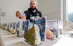 Julian Sacha ist mit seinem Bruder Gesch&auml;ftsf&uuml;hrer von Berlin Souvenirs. - &copy; Jens Kalaene/dpa