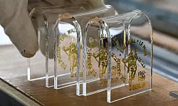 In diese B&ouml;gen aus Plexiglas kommt noch ein St&uuml;ck Mauer. - &copy; Jens Kalaene/dpa