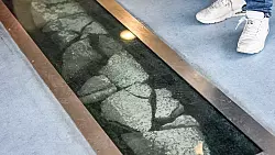 Dieser Grenzstrich teilte Ost- und Westberlin am Checkpoint Charlie. Heute ist er im Mauermuseum zu begutachten. - &copy; Jens Kalaene/dpa