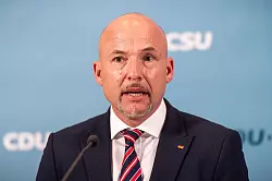 Erhebt schwere Vorwürfe gegen Pro Asyl: CSU-Landesgruppenchef Alexander Hoffmann. (Archivbild) - © Michael Kappeler/dpa