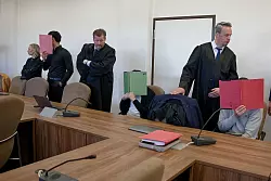 Die drei Männer sind unter anderem wegen Verstoßes gegen das Betäubungsmittelgesetz angeklagt. - © Henning Kaiser/dpa