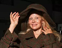 US-Schauspielerin Pamela Anderson ungeschminkt auf der Modewoche in Paris. - &copy; Vianney Le Caer/Invision/AP/dpa