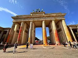 Mitglieder der Klimaschutzgruppe Letzte Generation spr&uuml;hen im September das Brandenburger Tor mit oranger Farbe an. - &copy; Paul Zinken/dpa