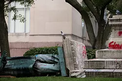 Auch eine Statue des S&uuml;dstaaten-Generals Albert Pike wurde bei den Protesten beschmiert und vom Sockel gest&uuml;rzt. (Archivbild) - &copy; Liu Jie/XinHua/dpa