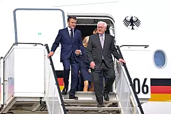 Bundespr&auml;sident Frank-Walter Steinmeier (r) und der franz&ouml;sische Pr&auml;sident Emmanuel Macron sind am Flughafen M&uuml;nster/Osnabr&uuml;ck gelandet. - &copy; David Inderlied/dpa