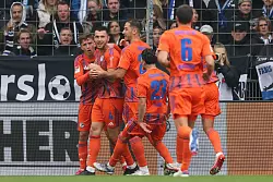 Schalke jubelt &uuml;ber das Tor zum 2:0 bei Arminia Bielefeld. - &copy; Friso Gentsch/dpa